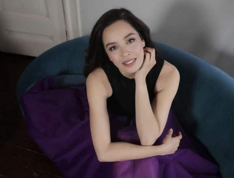 <p>39 yaşındaki Azra Akın, kainat güzeli olduktan sonra mankenlik ve oyunculuk hayatına devam emiştir. Son zamanlarda ise ekranlardan uzakta oğlu ile vakit geçirmektedir.</p>