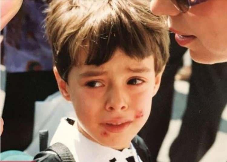 <p>Ağzı yüzü yara bere içinde ve kısacık saçlarıyla okulun haylaz kızı....</p>
