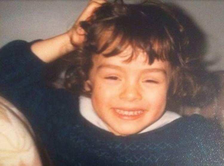 <p>Hala aynı gülüşe sahip başarılı oyuncu rol aldığı tüm projelerde adından söz ettirmeyi başarıyor.</p>