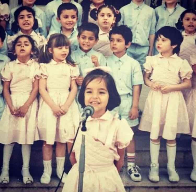 <p>Mikrofona ve şarkı söylemeye merakı çocukluk yıllarına dayanan minik kız çocuğu günümüzde en çok dinlenen isimlerden birisi...</p>