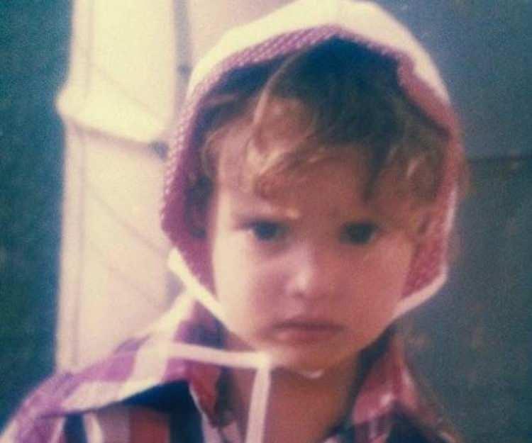 <p>Sinirli bakışları ile pek bir kimseye benzetilemeyen bu minik bebek ise şimdilerde 40'lı yaşlarını yaşayan başarılı bir oyuncu.</p>