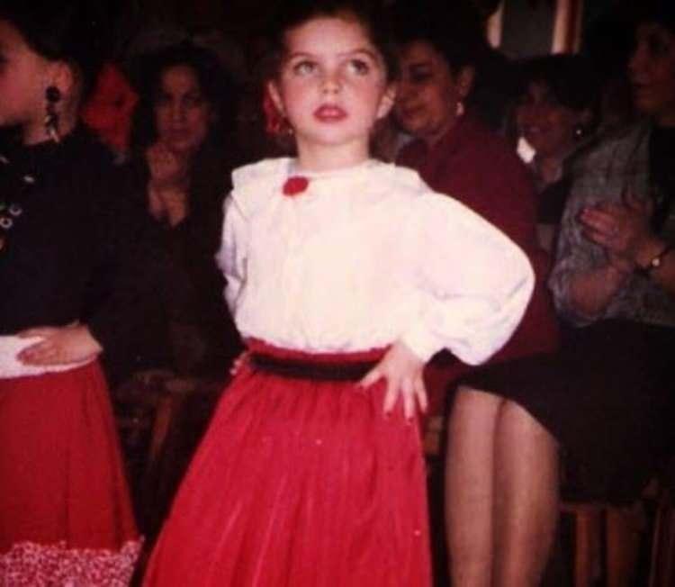 <p>Müsamere de çekilmiş fotoğrafıyla epey süslü görülen ünlümüz ise yine kendisini gözlerinden ele veriyor.</p>