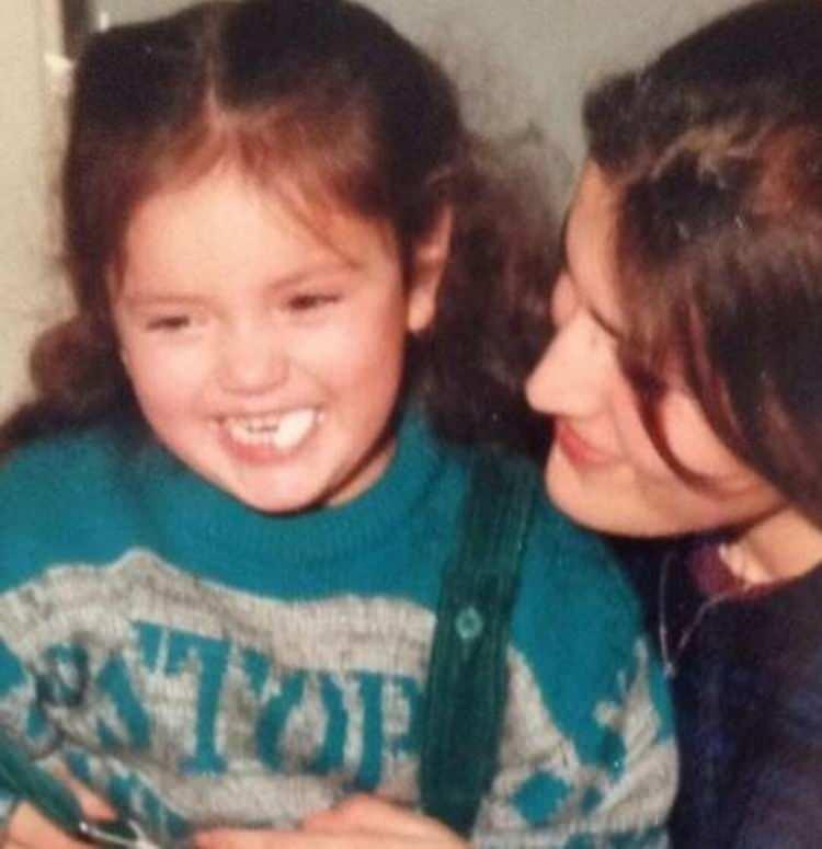 <p>Annesinin kucağındaki minik güzellik ise yine her zamanki gibi neşe saçıyor.</p>