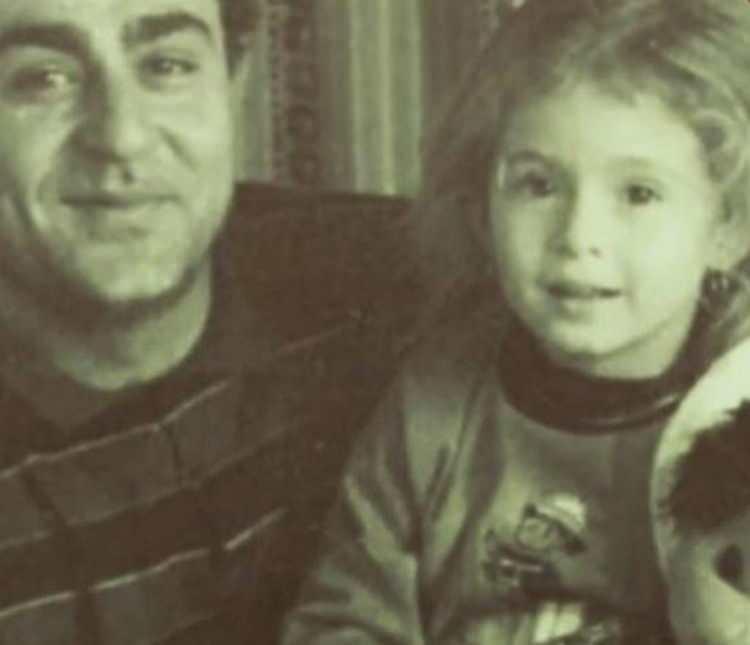 <p>Babasının kucağındaki bu minik kız çocuğu şimdilerde iki çocuk annesi başarılı bir oyuncu.</p>