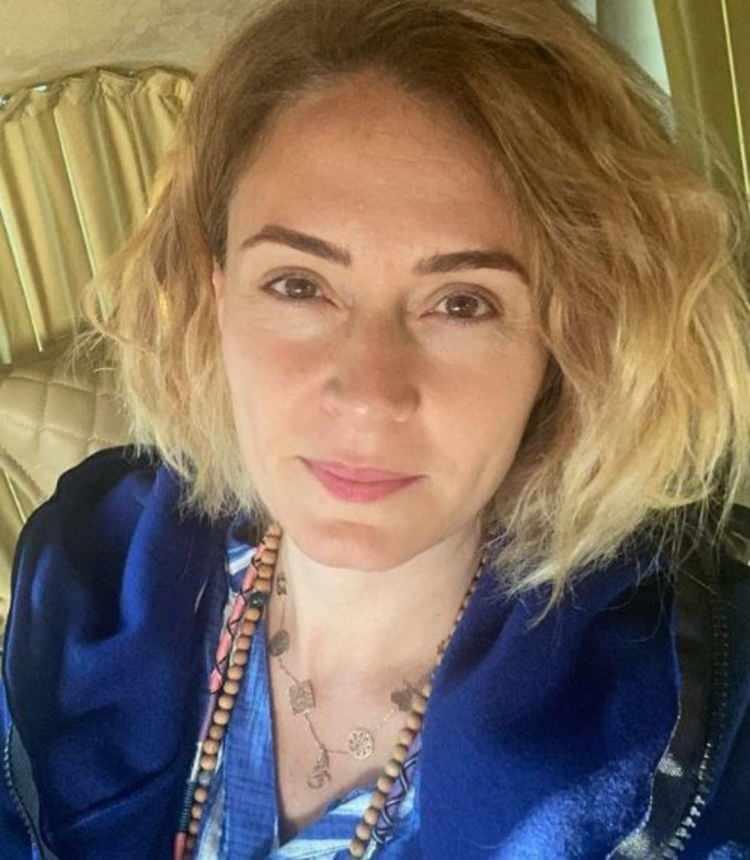 <p>44 yaşındaki Düvenci, eşi Bülent Şakrak ile tiyatro serüvenine devam ederken aynı zamanda çocuk gelişimine merak sararak bir kitap çıkarmıştır.</p>