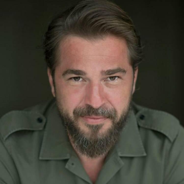 <p>41 yaşındaki başarılı oyuncu Engin Altan DÜZYATAN...</p>