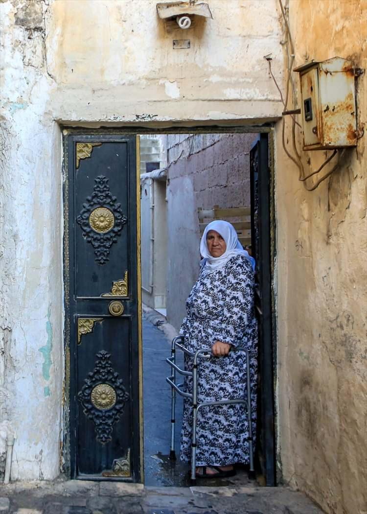 <p>Fazla zaman aldığı için de en pahalı desendi. Bu deseni ancak hali vakti gerçekten iyi olanlar yaptırabilmekteydi.</p>