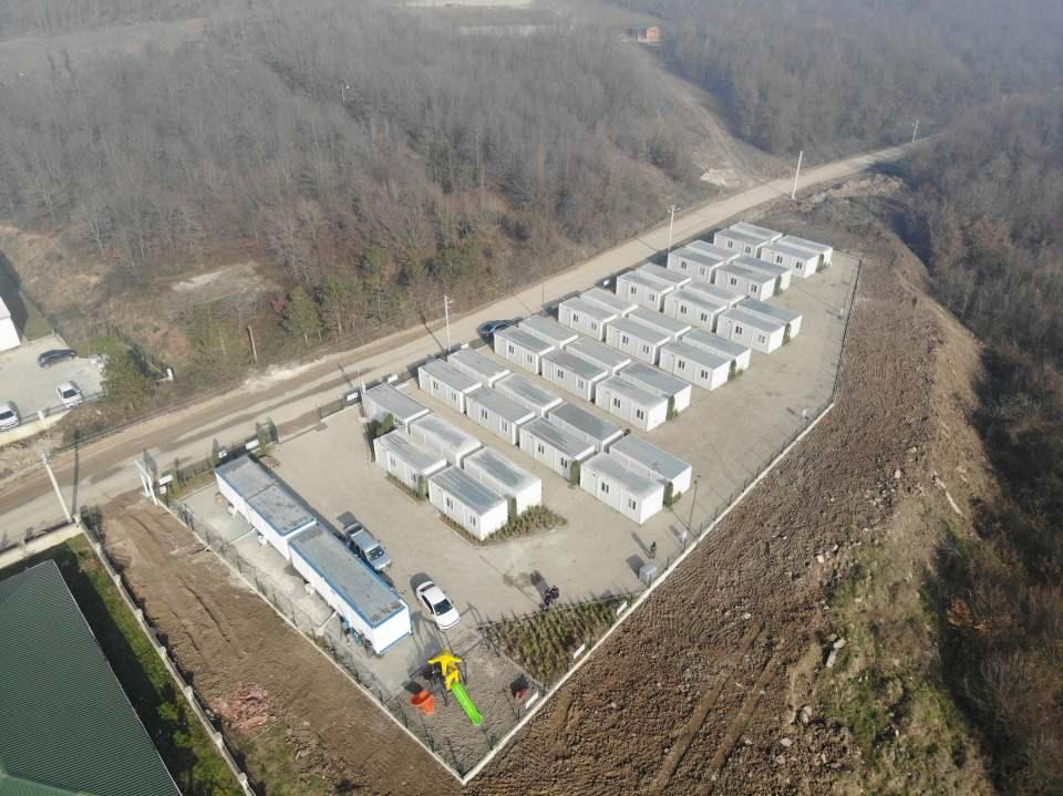 <p>Düzce’de meydana gelen depremin ardından ağır hasar alan yapılar yıkılırken Çilimli’de konteyner kentin kurulumu tamamlandı.<br />
 </p>
