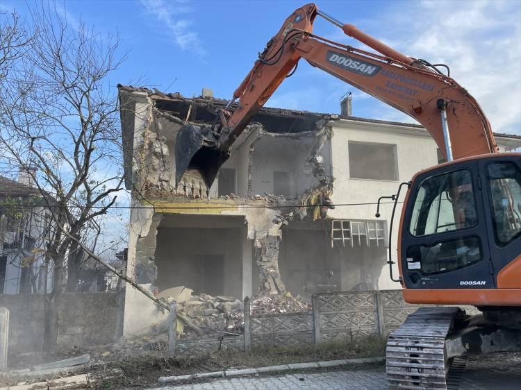<p>Düzce'de 23 Kasım'da meydana gelen 5,9 büyüklüğündeki depremin ardından Çevre Şehircilik ve İklim Değişikliği Bakanlığı tarafından "acil yıkım" kararı verilen 899 konuttan 211'inin yıkımı tamamlandı.</p>
