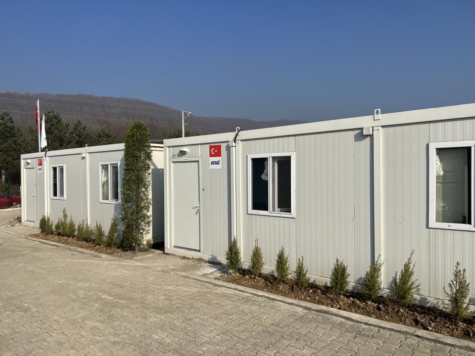 <p>Çilimli’de ise ilk etapta 39 konteynerin bulunduğu yaşam alanına 2 okul da eklendi. Tüm alt yapısı tamamlanan, çocuk parkından çevre düzenlemesine kadar konteyner kent tamamlandı. </p>

