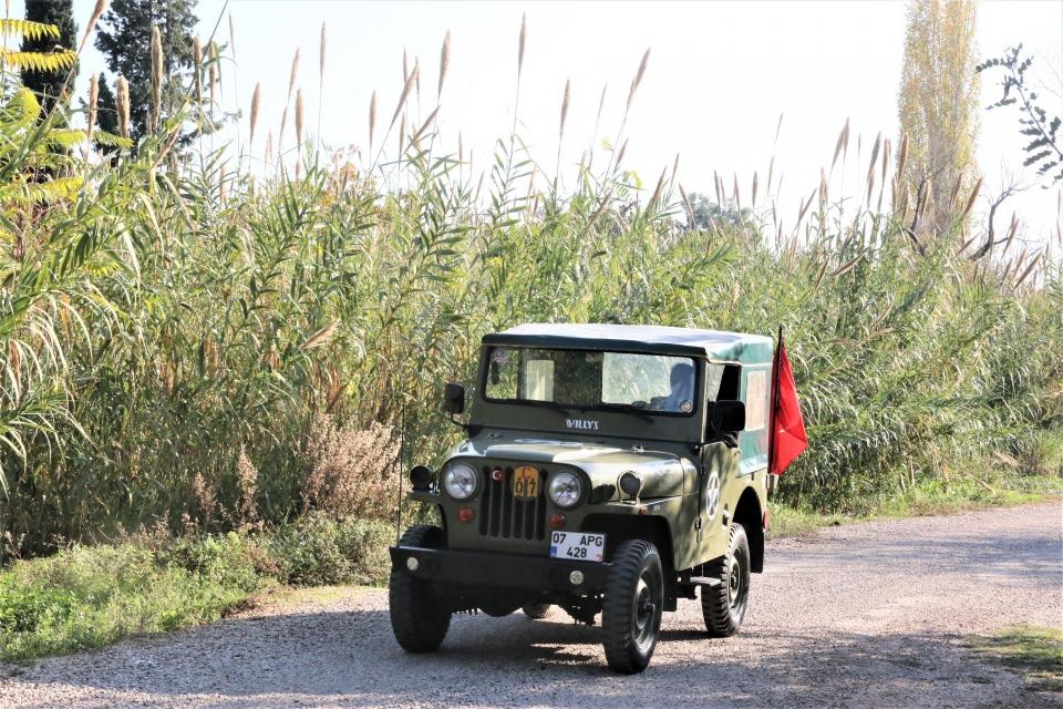 <p> 2019 yılı Mayıs ayında satın aldım. 6 ay sonra hazır hale getirdim. Trafiğe çıkış işlemlerini tamamladık. Kaskosu sigortası var. O zaman ise 100 bin TL üzerinde masraf ettim. Çok meraklı takipçileri var. Trafikte kırmızı ışıkta durunca herkes satılıp olup olmadığını soruyor. Ama ben duygusal bir bağ kurdum, evladım gibi seviyorum. Şuan satmaya niyetim yok. Arabanın piyasanın değerinin üzerinde bir fiyat da verseler satmam. Böyle araçlar kalmadı” ifadelerine yer verdi.</p>
