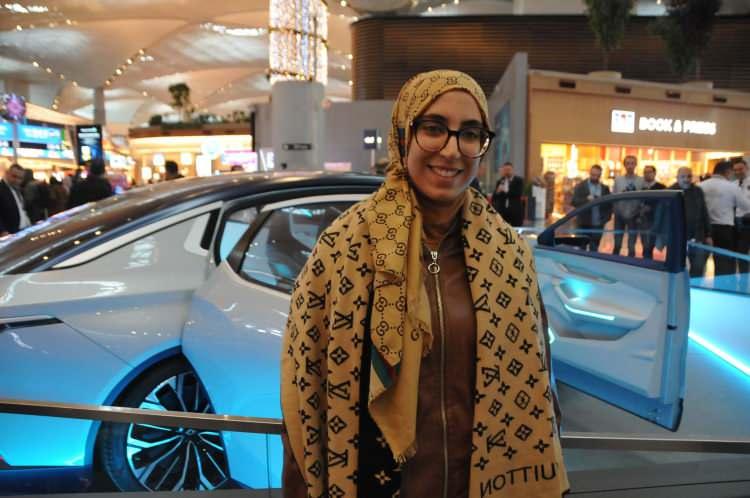 <p>Yolculardan  Abir Mahjoub ise, "Çok özel bir araç çok beğendim. Kapılar inanılmaz güzel, Daha önce böyle bir model görmedim. Mükemmel" diye konuştu.  </p>

