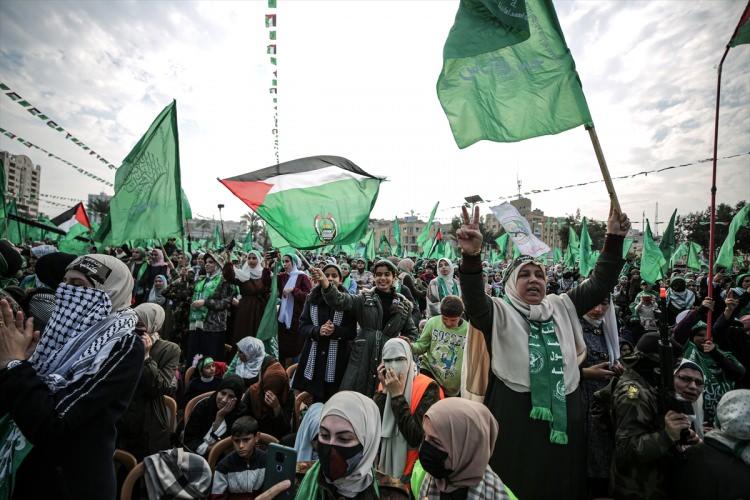 <p>Abluka altındaki Gazze Şeridi'nde Hamas kuruluşunun 35. yıl dönümü münasebetiyle askeri geçit töreni düzenledi.</p>
