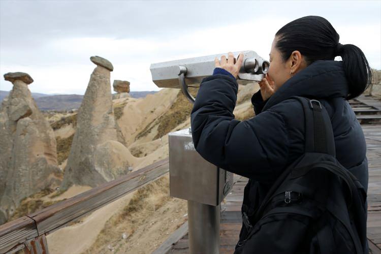 <p>Nevşehir'in Ürgüp ilçesinde yaşayan Japon gelin Yoko Saymaz, kurduğu turizm acentesi aracılığıyla ülkesinden getirdiği turistlere Kapadokya'yı tanıtıyor.</p>