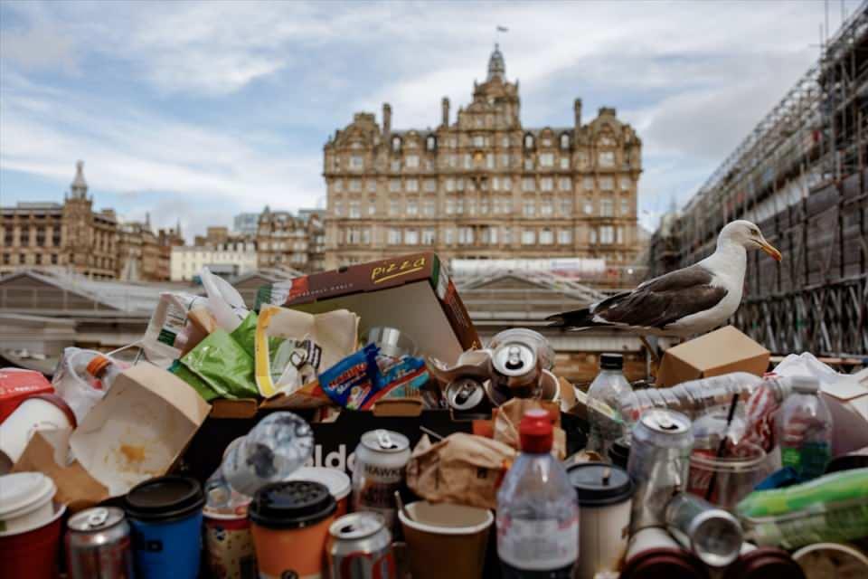 <p> İskoçya’nın başkenti Edinburgh’ta çöp toplayıcılarının daha iyi maaş talebiyle başlattığı grev nedeniyle sokaklarda çöp yığınları oluştu.</p>