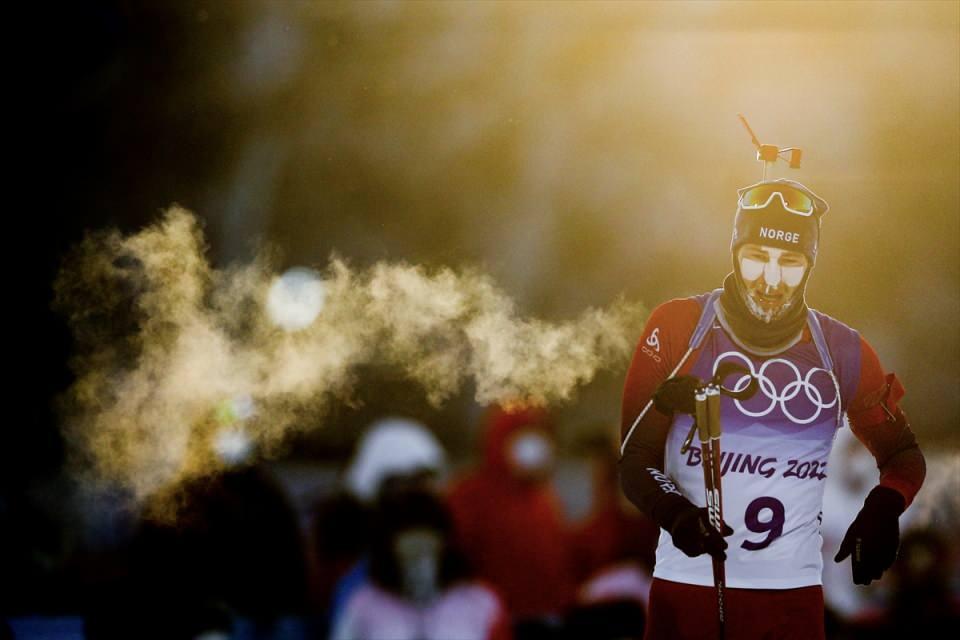 <p>Pekin Kış Olimpiyat Oyunları’nda Biatlon erkekler 15 km müsabakasında Norveçli Sturla Holm Laegreid mücadele etti.</p>