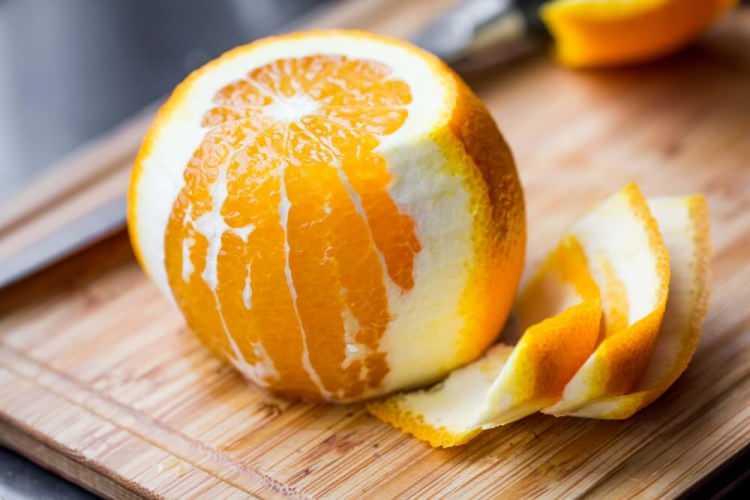 <p><span style="color:#FF8C00"><strong>Kış aylarının en çok tüketilen meyvelerinden biri olan portakalın bu faydasını duyunca kabuklarını bir daha çöpe atamayacaksınız! A , B, C vitamini, kalsiyum, bakır ve magnezyum barındıran portakal kabuğu uzmanların da dikkatlerinden kaçmadı. Portakal kabuğunun cilde faydaları nelerdir? Portakal kabuğu cilt bakımında nasıl kullanılır? İşte sorunun yanıtı:</strong></span></p>
