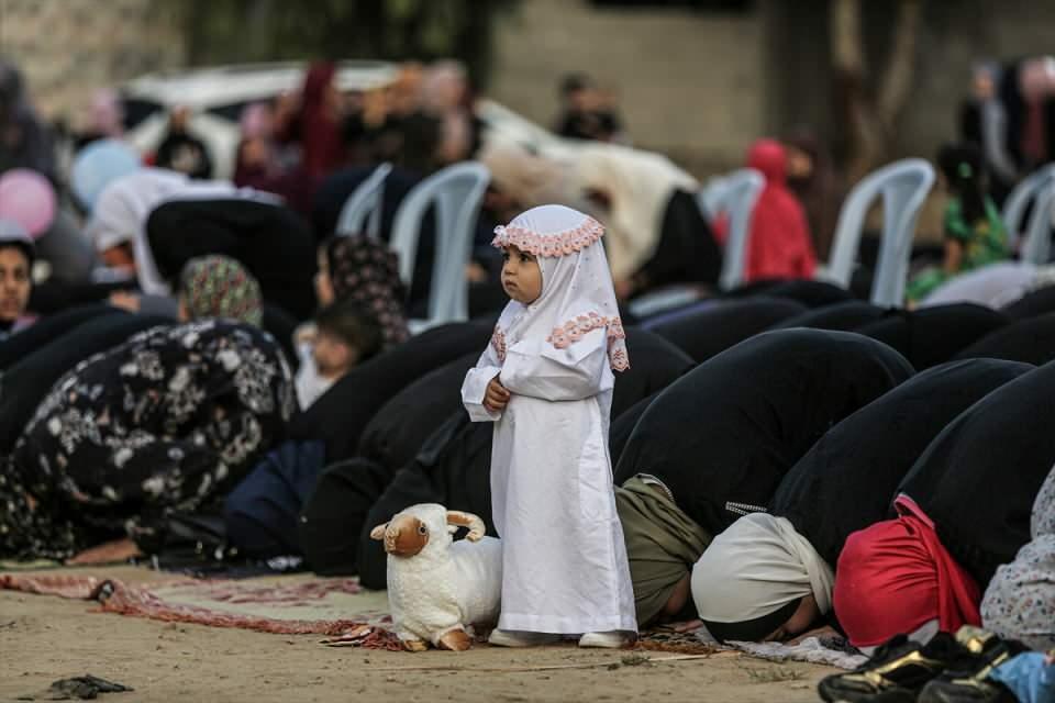 <p>İsrail ablukası altındaki Gazze Şeridi’ndeki Müslümanlar, bayram namazını açık bir alanda kıldı. Yanında oyuncağıyla bir çocuğun da yetişkinlerle namaz kıldığı görüldü.</p>