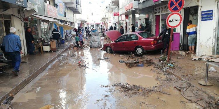 <p><strong>2 itfaiye aracı suya gömüldü</strong></p>
<p>Kumluca'da çok sayıda sera su altında kaldı. Göksu Mahallesi'nde seralarının yanındaki evlerinde mahsur kalan vatandaşlar, zodyak botları ile kurtarıldı. İki itfaiye aracı da derenin taştığı yolda suya gömüldü.</p>