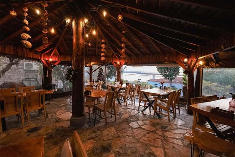 <p><strong>Örnek 5: </strong>Butik otel işleten (E) tarafından, otelin bünyesinde bulunan restoranda otelde konaklamayanlara bedeli mukabili yemek hizmeti verilmesi halinde, bu hizmet konaklama vergisine tabi değildir.</p>