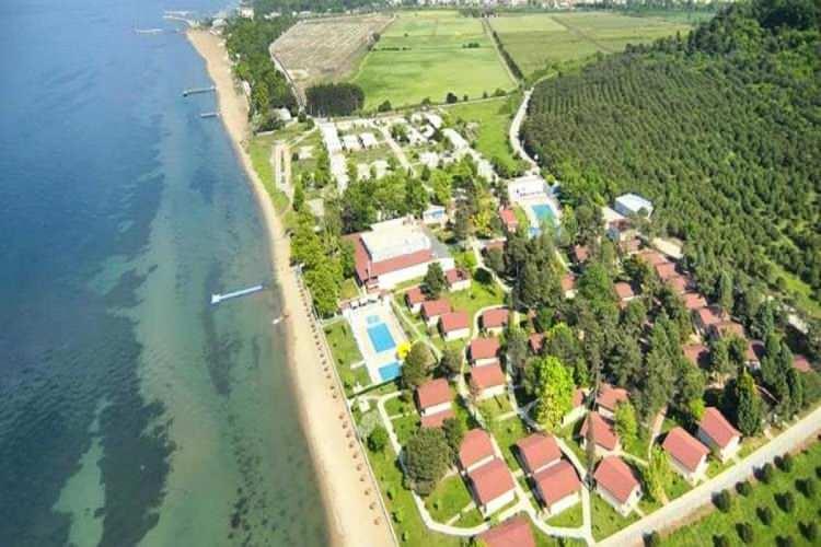 <p><strong>Örnek 1: </strong>Tatil köyü işleten (A), bünyesinde bulunan tek kişilik odanın 10/7/2023-15/7/2023 tarihlerini kapsayan beş gecesini (B) kişisine 14/3/2023 tarihinde KDV hariç 200 avroya satmıştır. Buna göre, (A)’nın (B) kişisine hizmeti sunmasıyla birlikte düzenleyeceği faturada matrah olarak, 200 avronun 15/7/2023 tarihinde geçerli olan döviz alış kuru üzerinden Türk lirası karşılığını gösterecektir.</p>