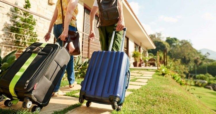 <p>Buna göre, (E) turist grubuna hizmetin sunulmasıyla birlikte mükellef (C) tarafından 4/8/2023 tarihinde konaklayanların tamamının bilgilerini içerecek şekilde (D) acentasına düzenlenecek faturada 20.000 Türk lirası matrah üzerinden konaklama vergisi hesaplanacaktır. Acenta (D)’nin müşteriye satış bedeline konaklama vergisi tutarını dahil etmemesi durumunda ise vergi, konaklayana otel tarafından hizmetin sunulmasını takiben düzenlenecek ve sadece konaklama vergisini ihtiva edecek olan faturada gösterilir.</p>