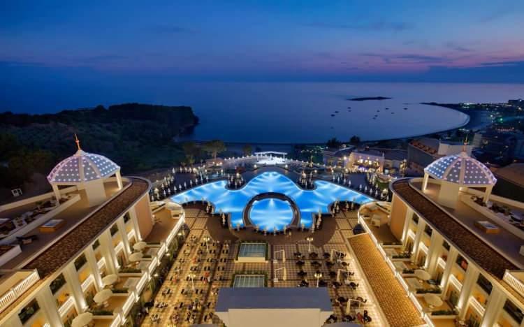 <p><strong>ÖRNEKLERLE KONAKLAMA VERGİSİ</strong></p>
<p>Örnek 1: Otel işleten (A) tarafından KDV hariç 5.000 Türk lirası karşılığında sunulan tam pansiyon konaklama hizmetine ilişkin olarak 7/2/2023 tarihinde müşteriye düzenlenen faturada aşağıdaki bilgilere yer verilir:</p>
<p>Konaklama Bedeli (KDV hariç) : 5.000 TL</p>
<p>Hesaplanan Konaklama Vergisi Tutarı (5.000 TL x 0,02=):100 TL</p>
<p>KDV Matrahı: 5.000 TL</p>
<p>Hesaplanan KDV Tutarı (5.000 TL x 0,08=):400 TL</p>
<p>GENEL TOPLAM: 5.500 TL</p>
