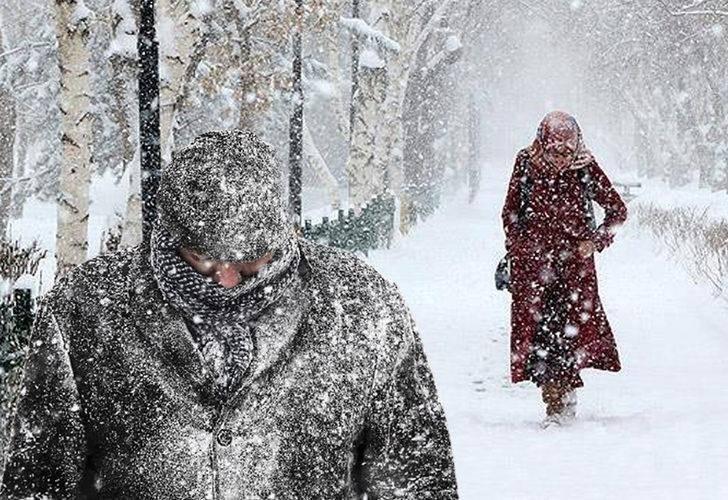 <p>18 Aralık'ta gelecek hava kütlesi 4-5 gün etkili olacak. Özellikle karasal iklimin hüküm sürdüğü yerlerde kar yağışı olacak,</p>
