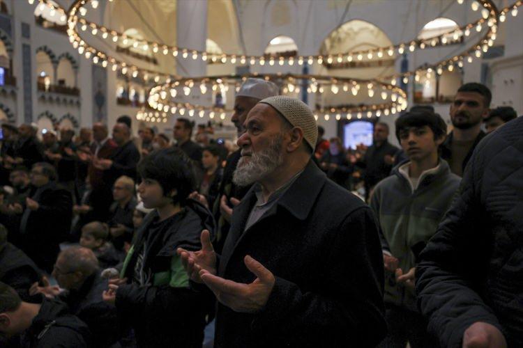 <p>Erbaş, konuşmasında okunan 250 hatim ve 3 bin 600 Yasin-i Şerif'i tüm şehitlerin ruhlarına hediye ettiklerini ifade ederek, dua etti.</p>
