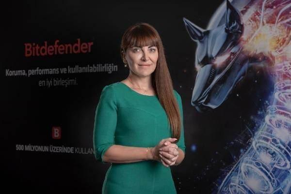<p> Siber saldırganların parola saldırılarında en sık kullandığı 5 yönteme ilişkin Alev Akkoyunlu bu yöntemleri şöyle sıraladı:</p>
<p> “Kimlik avı saldırıları en büyük tehditlerin başında geliyor. Güvenilir biri olarak davranan siber suçlular bazen kişisel bilgilerinizi gönüllü olarak göndereceğinizi umarak size sahte bir e-posta gönderebilir bazen de sizi, sahte bir “şifrenizi sıfırlayın” ekranına yönlendirebilirler. Siber saldırganların bu yöntemdeki ilk amacı size gönderdiği kötü amaçlı bir belgeyi veya kötü amaçlı bir yazılımı indirmeye ve açmaya sizi teşvik etmektir. Eğer bir kimlik avına tıklarsanız, genellikle sizi parolanızın kaydedilmediği bir web sitesine yönlendirirler. Kişisel verilerinizi korumak için şifreniz sizi yönlendirdikleri sitede kayıtlı değilse asla şifrenizi bu siteye girmeyin.</p>