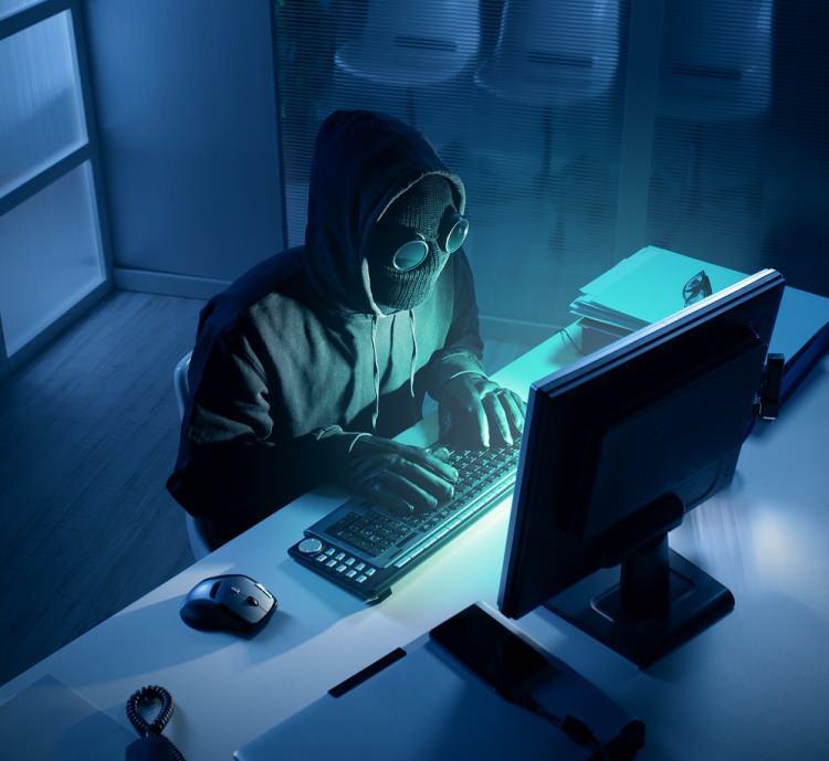 <p> Hackerların hesabınıza erişmek için parolalarınızı bilmelerine gerek yok. Siber saldırganlar, parolanızı değiştirmek ve hesabınızı kilitlemek için parola sıfırlama sorularınızı kullanabilirler. Şifre sıfırlama ayarlarında güvenlik sorularına vereceğiniz cevapların tamamen doğru olmasına gerek yok. Bunun yerine, yanıtını yalnızca sizin bildiğiniz cevaplar vermek hesaplarınızın güvenliği açısından son derece önemli. Bununla birlikte her zaman iki faktörlü kimlik doğrulama seçeneklerinin açık tutulması, şifreniz bilinse bile hesabınıza erişilmesini engelleyecektir.</p>
