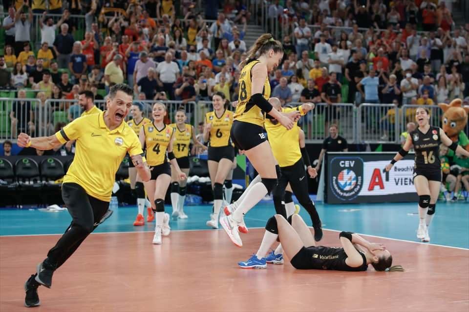 <p>VakıfBank Kadın Voleybol Takımı, CEV Şampiyonlar Ligi Süper Finali'nde İtalya’nın Imoco Volley ekibini yenerek bu organizasyonda 5. kez şampiyonluğa ulaştı.</p>
