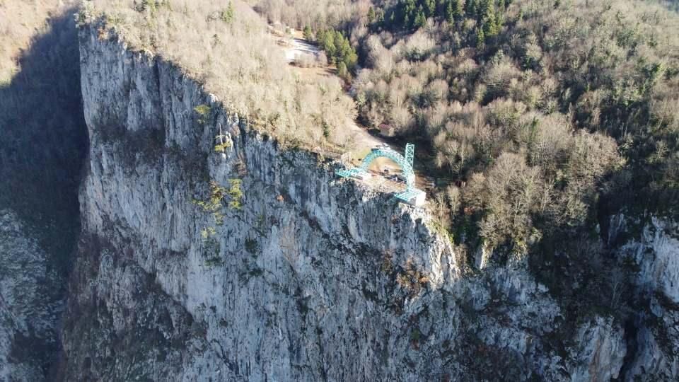 <p>Türkiye'de ilk kez bir kanyon zirvesine dev salıncak kurulduğunu belirten Küre Dağları Milli Parkı'ndan Cemal Kaya, "Hem 650-700 metredeki salıncak hem de cam teras, eşsiz manzara fırsatı sunacak" dedi.</p>

<p> </p>
