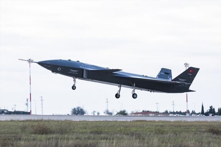<p> İnsansız savaş uçağı, milli AESA radar ile yüksek durumsal farkındalığa da sahip olacak.</p>
