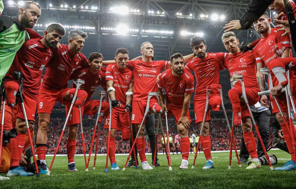 <p> Ampute Futbol Dünya Kupası final maçında Türkiye, Ali Sami Yen Spor Kompleksi Nef Stadı'nda karşılaştığı Angola’yı yenerek şampiyon oldu.</p>
<p> </p>