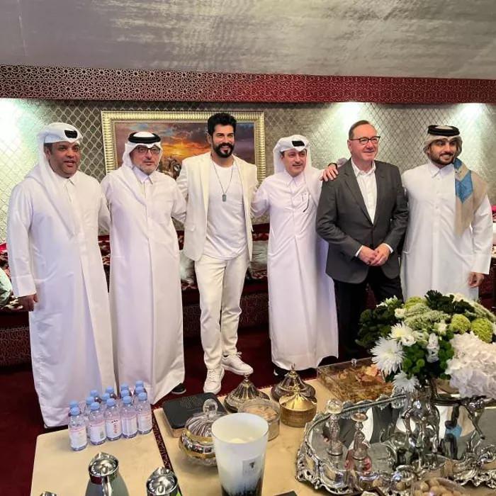 <p>Burak Özçivit, Adelali Binali'nin davetlisi olarak gittiği Katar'da dünyaca Oscar ödüllü oyuncu Kevin Spacey ile buluştu. </p>