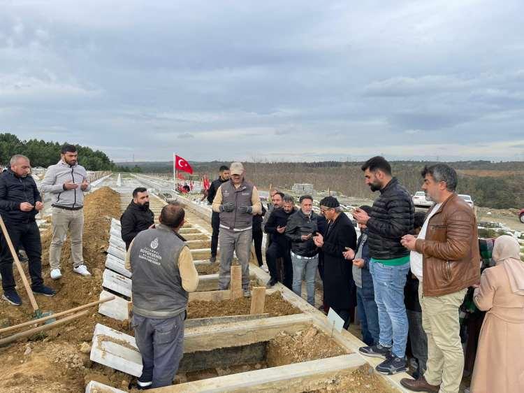 <p><strong>KOMŞUSUNUN DAMADI HASTANEYE YETİŞTİRDİ</strong></p>

<p> </p>

<p> </p>

<p>Komşu Nazlı Muslu, <strong>“Ben karşıya damadımın evine geçmiştim. Bir süre sonra bir çocuk çığlığı duydum. Cama çıkıp baktığım anda ses kesildi. Oysa o sırada ailesi düşen çocuğu almış. Ne oldu diye sorduğumda annesi cevap veremedi, çocuğu kucağında gidiyordu. Kızım da damadıma ambulans beklemesinler diye onları hastaneye götürmesini söyledi.</strong></p>
