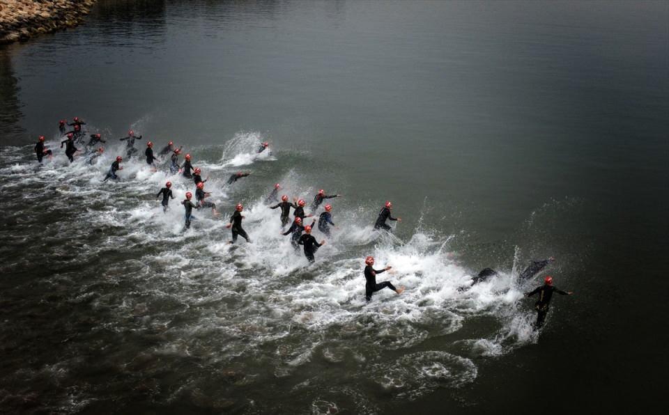 <p>Mersin'de düzenlenen Avrupa Triatlon Kupası, 27 ülkeden yaklaşık 600 sporcunun katılımıyla düzenlendi.</p>
