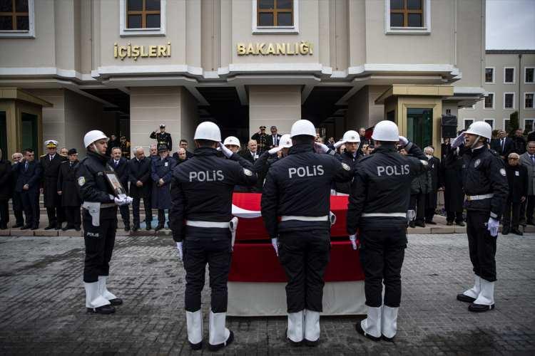 <p>Ankara'daki evinde önceki gün hayatını kaybeden eski İçişleri Bakanı Burhan Cahit Bayar için ilk tören, İçişleri Bakanlığında düzenlendi.</p>

<p> </p>
