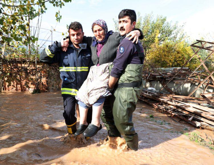 <p>İlçede etkisini sürdüren sağanak nedeniyle zaman zaman kısmi elektrik kesintileri de yaşanıyor.</p>
<p> </p>