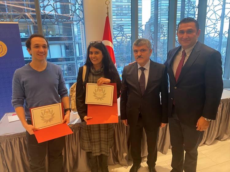 <p>"Amerika’daki Türk öğrenci sayısında 5 yıl öncesine göre önemli bir düşüş var." diyen Öçal, bunun en önemli sebebini, "Türkiye’deki üniversitelerin güçlenmesi, niteliğinin artması ve öğrenci gönderilen ülkelerin çeşitliliğinin artması" olarak açıklarken, Ataşelik olarak birincil görevlerinin ABD'deki Türk öğrencilerin sorunlarını çözmek olduğunun altını çizdi.</p>

