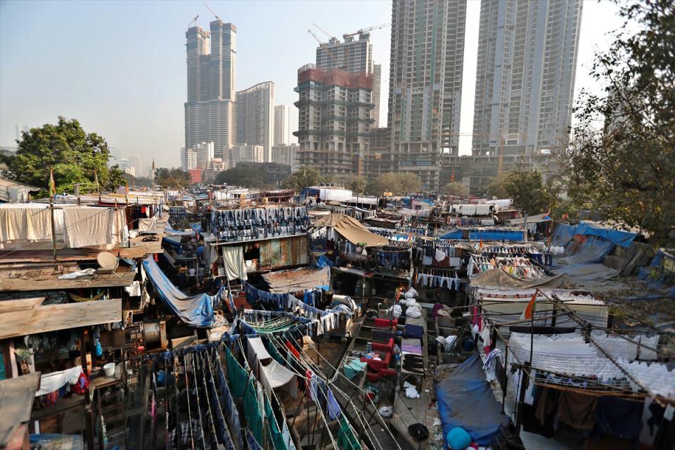 <p>Hindistan’ın Mumbai (Bombay) kentinde bulunan dünyanın en büyük çamaşırhanesi Dhobi Ghat, yaklaşık 140 yıldır ülkenin en kalabalık kentinin kirlilerini temizliyor.</p>

<p> </p>

