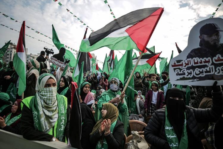 <p>Hamas'ın Kudüs Sözcüsü Muhammed Hamade, tören sonunda yaptığı konuşmada, Hamas'ın İsrail işgaline karşı kapsamlı direnişe bağlılığının devam ettiğini, işgali ve İsrail'le normalleşme projelerinin tümünü reddettiğini söyledi.</p>
