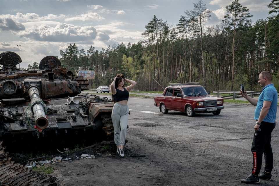 <p>Rusya'nın Ukrayna'ya karşı açtığı savaş devam ederken, Kiev’in Makariv bölgesindeki Ukraynalılar, tank ve helikopter enkazları önünde fotoğraf çektiriyor.</p>