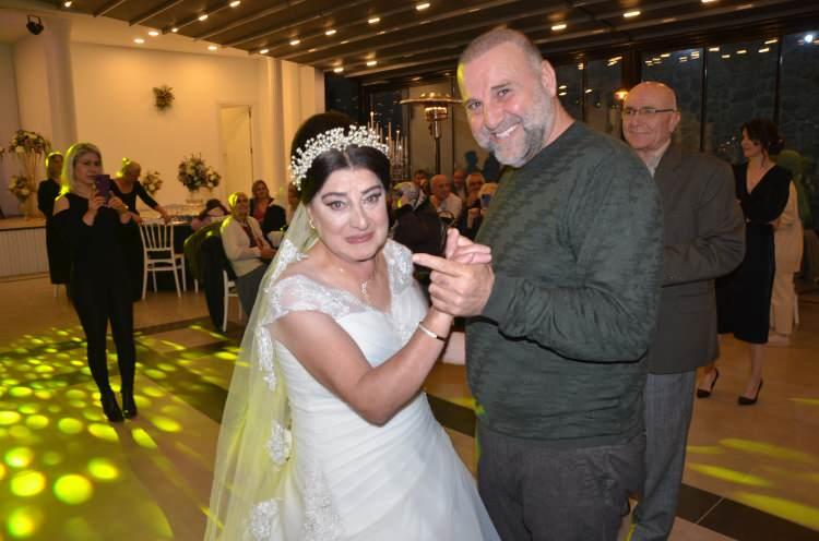 <p>Kardeşlerinden Sabahat Yılmaz, ablalarının en büyük hayallerinden birisini yerine getirdikleri için mutlu olduklarını belirterek, "Köyde bulunan evimizde otururken ablam, ’gelinlik giyip eğlenmek istiyorum’ dedi. Ben de onun bu isteğini kardeşlerimle paylaştım ve düğün yapmaya <strong>damatsız</strong> bir şekilde karar verdik. Düğün davetiyemizi bastırdık, konuklarımızı davet ettik ve bu güzel düğünü düzenledik. Bu isteğimizi yerimize getirirken çevremizdeki dostlarımız da bizlere yardımcı oldular. Ablam zihinsel engelli olduğu için evlenemedi. Biz hayalini gerçekleştirdiğimiz için mutluyuz” dedi.</p>
