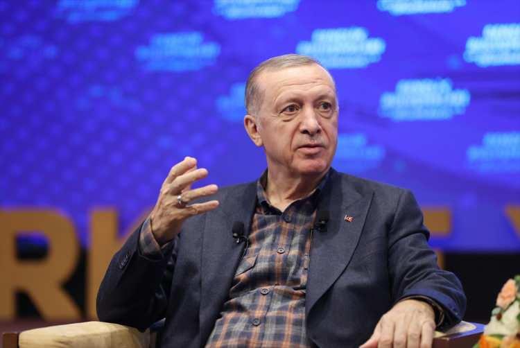 <p>Erdoğan'ın karşısında performans sergileyip, sahneden indikten sonra bir süre sohbet eden Türker, "Çok heyecanlandım. Cumhurbaşkanımız, 'Kiloları vereceğiz' dedi. Ben de diyetisyene gittim. Şu an 72 kiloyum, bunu 55-60'a düşüreceğiz" dedi.</p>
