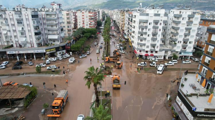 <p>Karayolları bünyesindeki yollarda ulaşımda herhangi bir sıkıntı yaşanmadığını dile getiren Gülşen, "Arkadaşlarımız sahada çalışmalarını sürdürüyorlar, tüm yollar trafiğe açık" dedi.</p>

<p> </p>
