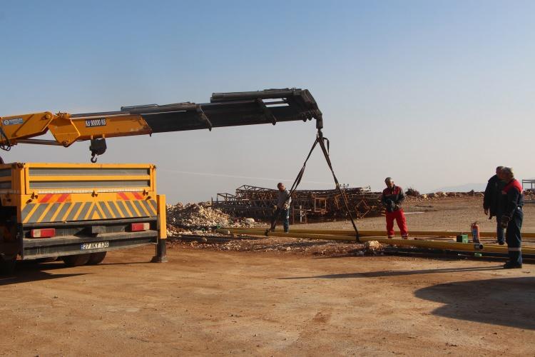<p>'ŞIRNAK’IN HER YERİNDE TPAO, GÜVENLİK GÜÇLERİMİZ İLE BİRLİKTE PETROL ARIYORLAR'<br />
<br />
Güvenliğin sağlandığı bölgede petrol arama faaliyetlerinin devam ettiğini ifade eden Vali Bilgin, "Bir zamanlar bu bölge, bırakın petrol çıkarmayı, siz değerli basın mensupları veya buradaki vatandaşlarımızın normal günlük faaliyetlerini yürütemeyeceği bir alandı. Çok şükür Türkiye Cumhuriyeti Devleti, Cumhurbaşkanımızın önderliğinde burada İçişleri Bakanımız, Milli Savunma Bakanımız koordinasyonunda çok büyük mücadele sonucunda Türk Silahlı Kuvvetlerimiz, jandarmamız, emniyetimiz, istihbarat teşkilatımız, tüm birimler ile birlikte verilen mücadele ile kamu görevlileri değil, bütün vatandaşlarımız rahat bir şekilde bu bölgeyi gezebiliyorlar, faaliyetlerini yürütebiliyorlar. Hepsinden önemlisi, bölgenin insanımızın kendi kaynağı olan, doğal kaynaklarımıza ulaşabiliyoruz ve bunları çıkarabiliyoruz. Türkiye’nin gururu olan ve Türkiye’nin son dönemde parlayan yıldızı olan TPAO’nun başta genel müdürü olmak üzere tüm çalışanları ile birlikte verdiği mücadele ile artık hem denizde, hem karada çok büyük keşifler yapılıyor. Türkiye’nin en büyük doğal gaz keşfi hatta dünyanın büyük keşiflerinden biri malumunuz olduğu üzere, Kilyos sahasında yapıldı. Çok şükür ki burada da Türkiye’nin hatta dünyanın son yılda en büyük 10 keşfinden biri yapıldı. Burada Enerji Bakanımıza, TPAO Genel Müdürü Melih Bilgin'e ve çok değerli TPAO çalışanları, TPIC hepsine ayrı ayrı teşekkür ediyorum. Bu bölge neresi biliyor musunuz? Bu bölge Bayraktar TB-2’nin Türkiye’ye kazandırıldığı bölge. Özdemir Bayraktar, Akçay Tugayı’nda Bayraktar TB-2’nin geliştirme faaliyetlerini, alan faaliyetlerini yapmıştır. Bugün Selçuk Bayraktar’ın ve onun ekibinin yüksek çalışmaları ile ortaya çıkan Bayraktar TB-2 bu bölgede deneme faaliyetleri, geliştirme faaliyetleri ile birlikte bu bölgede yer altı kaynaklarını çıkarıyoruz. Halkımıza çok büyük bir imkan sağladı. Ülkemizin, paramızın yurt dışına çıkmasına engel olduk. Ülkemizin, paramızın yurt dışına çıkmasına engel olduk. Şu an açılan 5 kuyu var. 6’ncısı açıldı ama üretime geçmedi. 5 bin 300 varil, çok yüksek gravite ve bir araca koyduğumuzda direkt çalışabilecek vaziyettedir. Sadece sondaj çalışmaları ile birlikte Cudi, Gabar, Bestler Dereler'de, Kato’da şu an Şırnak’ın her yerinde TPAO ve güvenlik güçlerimiz ile birlikte petrol arıyorlar. Artık güvenliği sağladık bu dağlarda, artık Şırnak son dönemlerde petrol ile adından söz ettiriyor. Şırnak artık çok fazla gündemde kalacak. Artık mutluluğu, başarılarıyla, ülkeye kattığı katma değerler, güvenliği ile gündemde kalacak. Gelecek yıl günde üretimi 25 bin varile çıkaracağız. Bu miktar ile birlikte bölgenin ekonomisi değişecek. İnsanlarımız artık özgürce her türlü faaliyetlerini yapabilecekler. Antalya, Ankara nasıl güvenliyse, artık Gabar, Cudi ve diğer dağlarımız da güvenli olacak."</p>