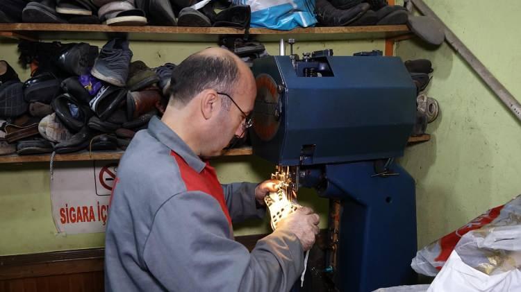 <p>Erol Canım, dükkanına bırakılan bazı ayakkabıların unutulduğunu ve 100 çift dolayında ayakkabının da sahibini beklediğini anlatarak, "Birçok kişi ayakkabılarını tamirat için bırakıyor ve bir daha gelmiyor. </p>
