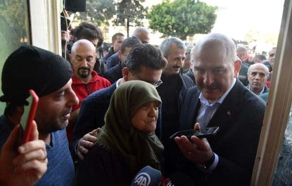 <p>Zülfiye Ceylan da Cumhurbaşkanı Erdoğan'a "Allah razı olsun başkanım, siz dünya durdukça durun. Sizin gibi lider görmedik. Benim ömrüm de senin olsun" karşılığını verdi.</p>

<p>Bu sırada pide restoranı işletmecisi Zülfiye Ceylan da Bakan Soylu'nun yanına geldi. Soylu, Cumhurbaşkanı Recep Tayyip Erdoğan ile Ceylan'ı telefonla görüştürdü. Erdoğan, "Geçmiş olsun. Rabbi'm beterinden korusun. Bakan arkadaşlarım orada, hep beraber ne gerekiyorsa hepsini yapacağız. Ellerinden öperim. Türkmenistan'dan dönünce gelip oraları gezerim" dedi.</p>
